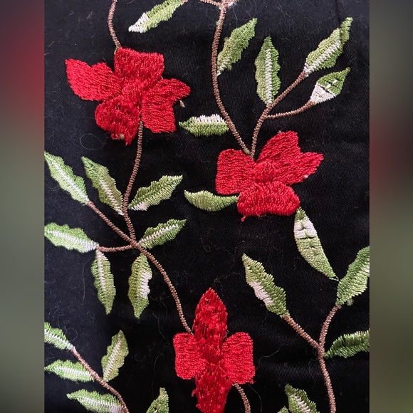 Sweet black dress with gorgeous red flowers. Size 9 made by Guess Jeans. - Picture 7 of 7
